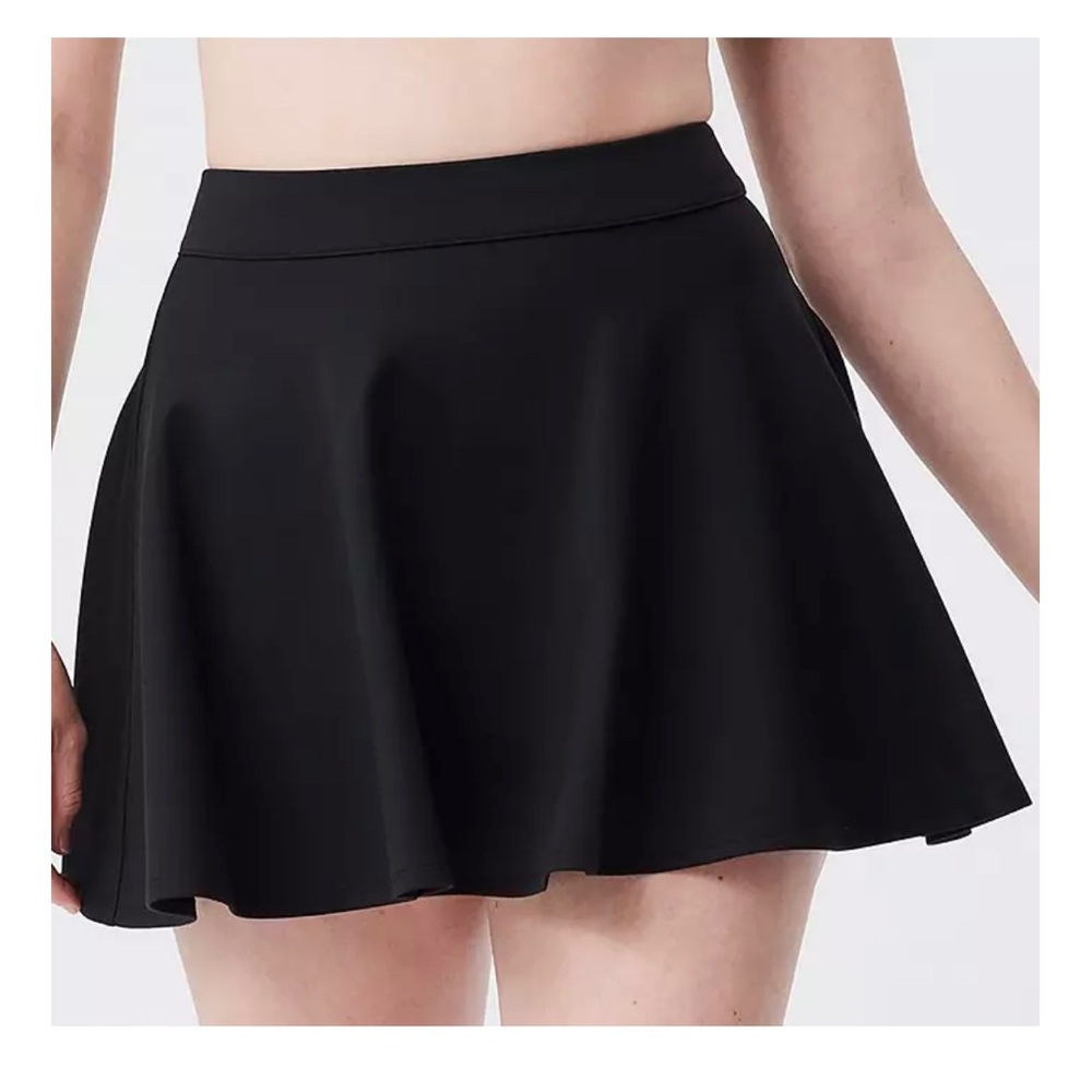 Outdoor voices flow 3” skort NWOT